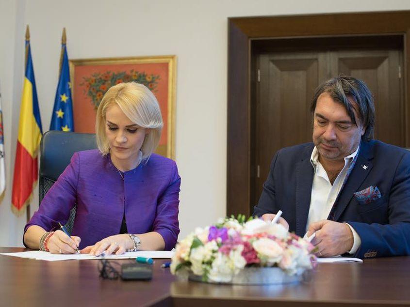 Medicul Narcis Copcă, fostul şi actualul manager al Spitalului Clinic "Sf. Maria", alături de primarul Capitalei. Foto: Pagina de Facebook a Gabrielei Firea