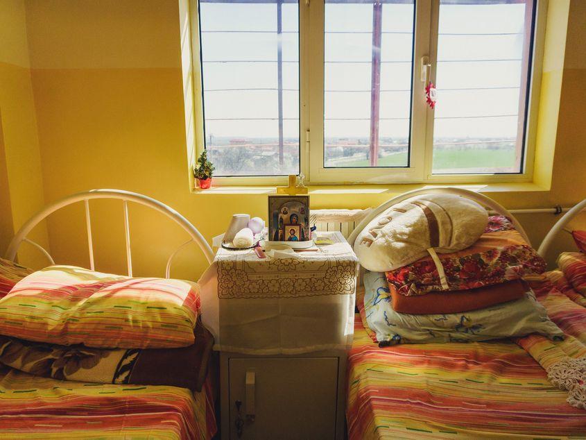 Icoane, mileuri, hârtie igienică și alte mici obiecte personale care spun poveștile ocupanților unui salon de la Bălăceanca. Foto: Ioana Epure