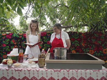 Daniela Fălcușan (stânga imaginii) și Cornelia Birău