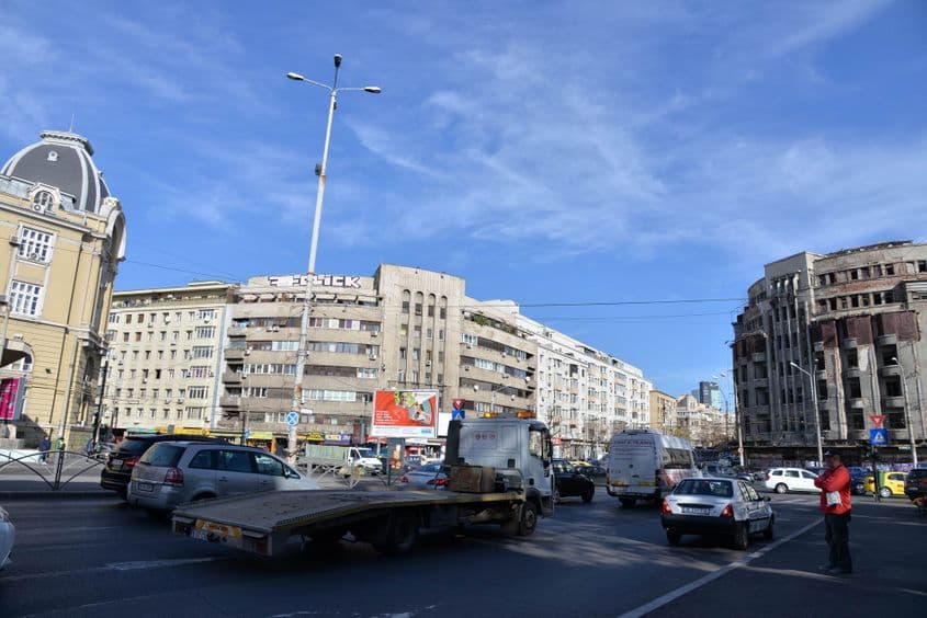 Peste drum de clădirea Gării de Nord, câteva imobile sunt părăsite și în stadiu avansat de degradare. Foto: Lucian Muntean