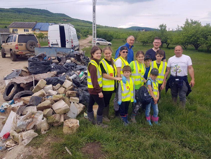 Familia Frim, la finalul uneia dintre acțiunile de ecologizare din zona Bistriței Foto: arhiva personală