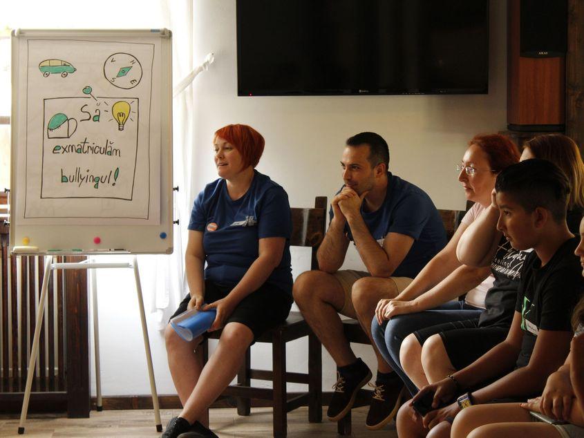Mihaela Pancu-Enache și Vasile Brașovanu, traineri în tabăra anti-bullying de la Arefu