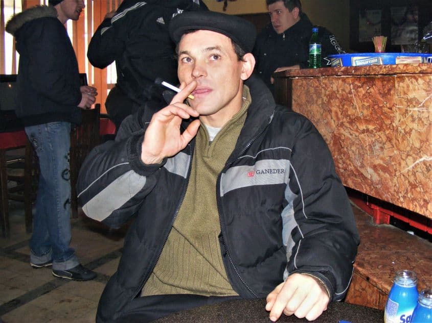 Dorel Andrieș, poet, instalator și zidar, erou fără acte al revoluției de la Botoșani, aici într-o ipostază revoluționară. (Foto: V. Ilișoi)