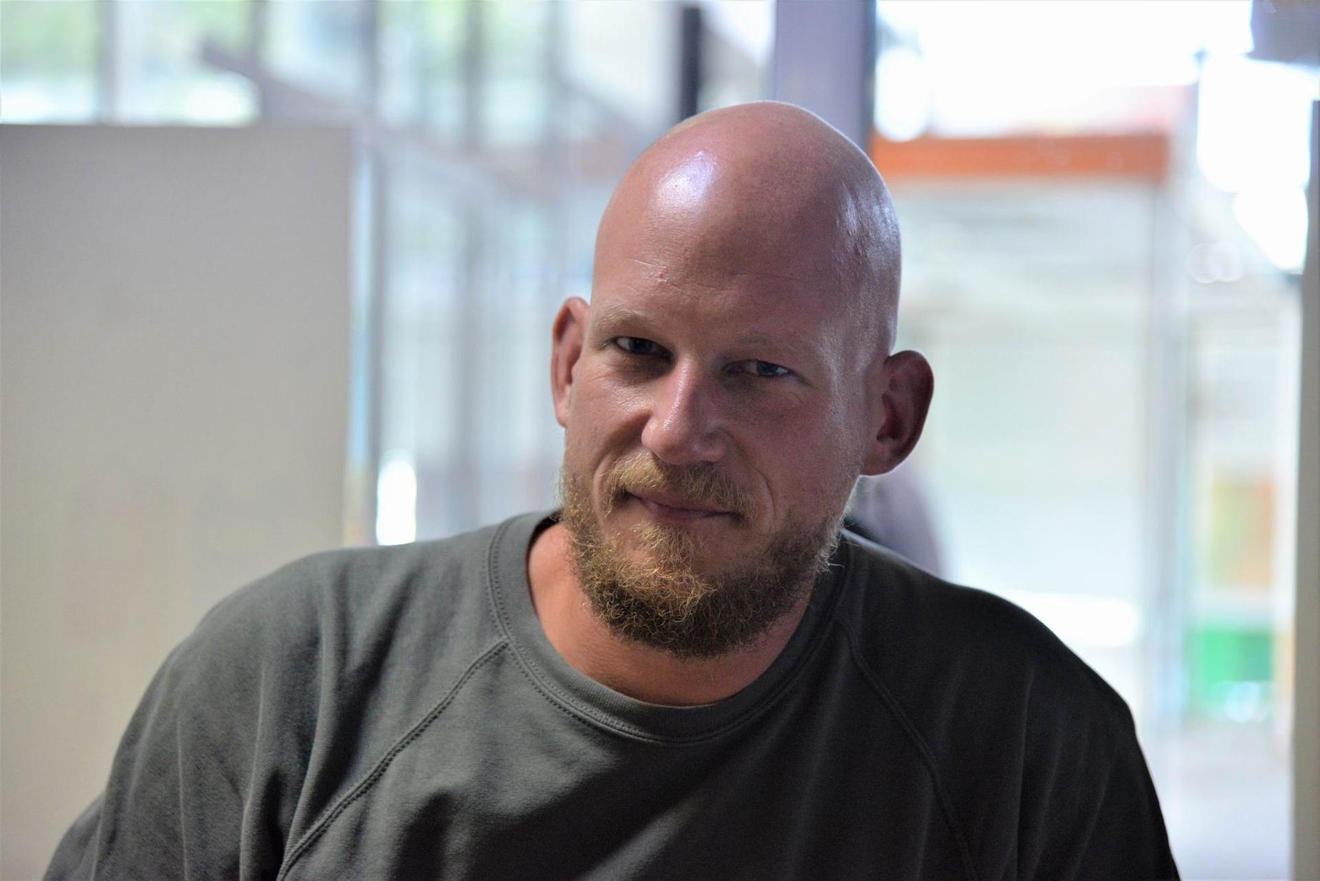 <meta charset="utf-8">Simon Suitner la Somaro, magazinul social din Piața Matache. Foto Lucian Muntean