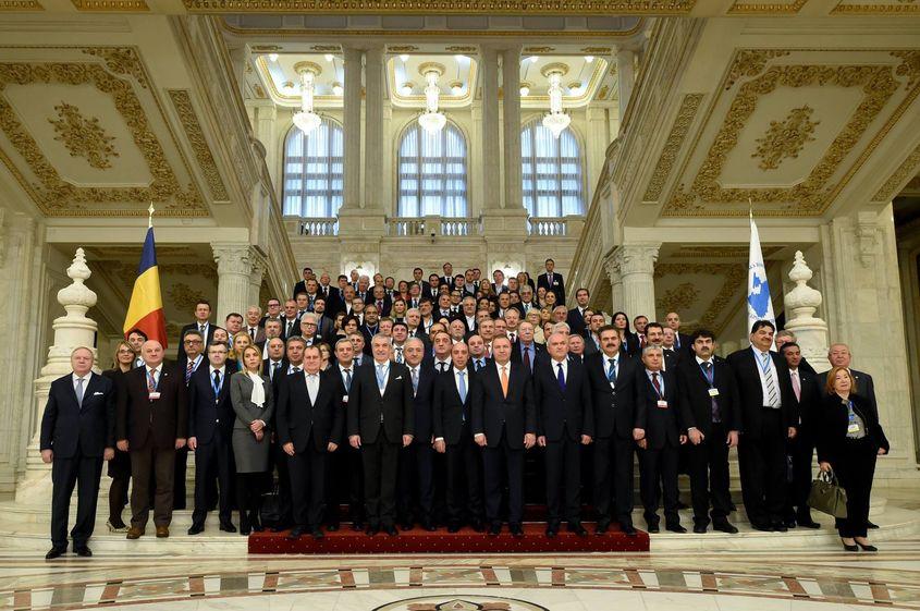 Fotografie de grup de la finalul Sesiunii APCEMN. Foto: pabsec.org