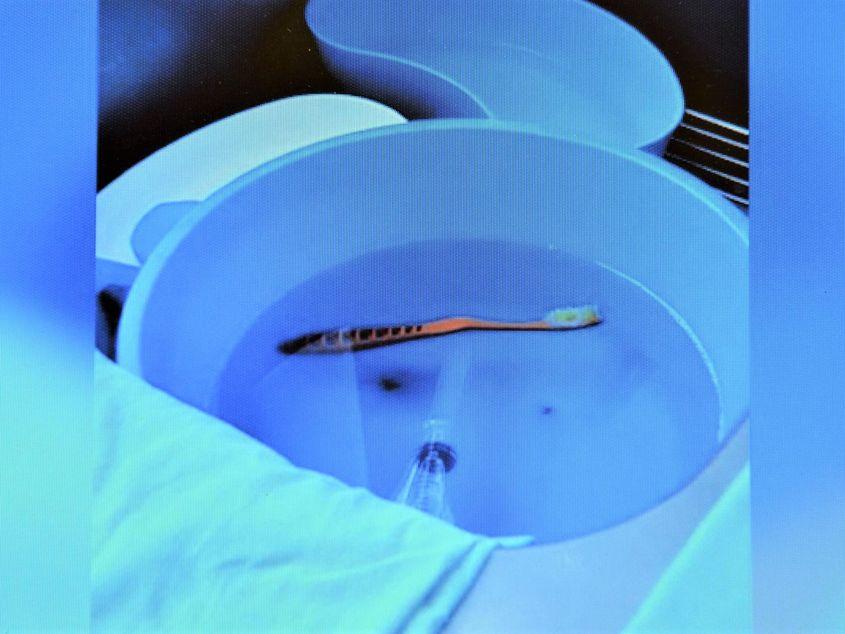 Periuță plutind în soluția biocidă de sterilizare a instrumentarului. (Captură din filmulețul trimis de sursa care lucrează la blocul operator)