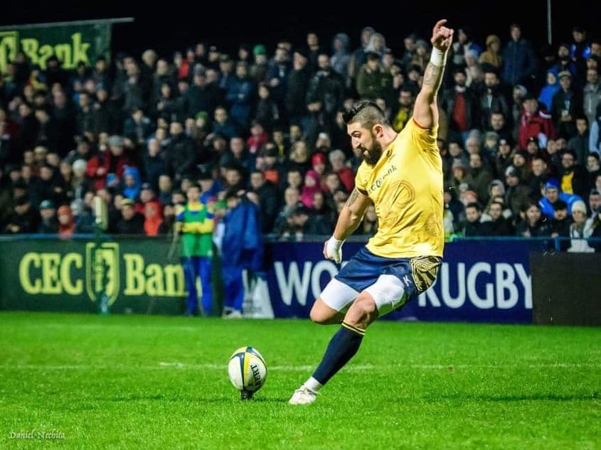 Florin Vlaicu transformă o lovitură de penalitate în meciul cu Samoa, disputat în nocturnă pe Arcul de Triumf, noiembrie 2017. Foto: Daniel Nechita
