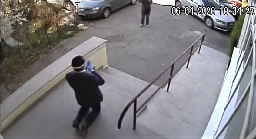 Directorul Sistemului de Gospodărire a Apelor Suceava, Daniel Drăgoi, s-a rugat în genunchi în fața instituției, după care a fost demis.
Captura video