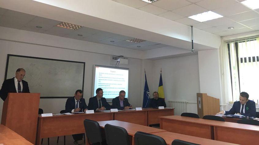 Doctorandul Pop, față în față cu comisia de susținere. Foto: Emilia Șercan