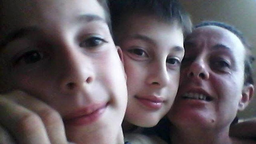 Elias, Luca și mama băieților în 2018. Sursă foto: Facebook