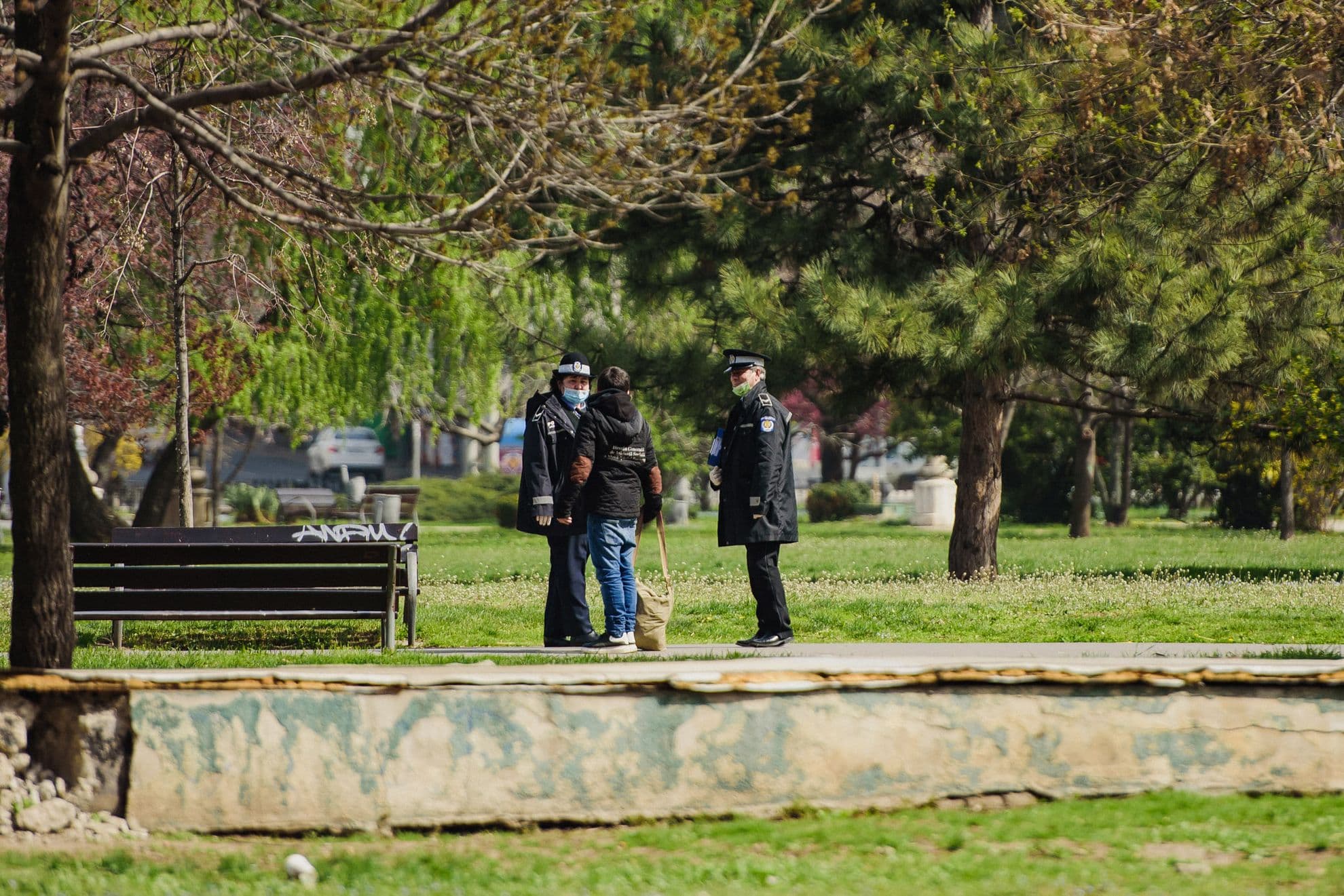O plimbare prin parc poate veni la pachet cu o amendă de la Poliția Locală. Foto: Ioana Epure