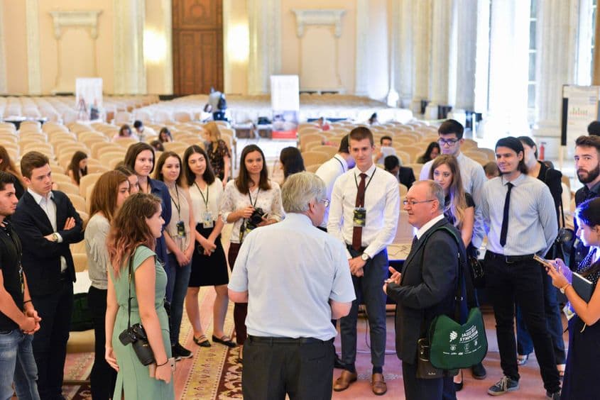 După încheierea prezentării, Stephen Westaby a stat de vorbă cu studenții la Medicină care au venit să-l asculte la Palatul Parlamentului. Foto: Lucian Muntean