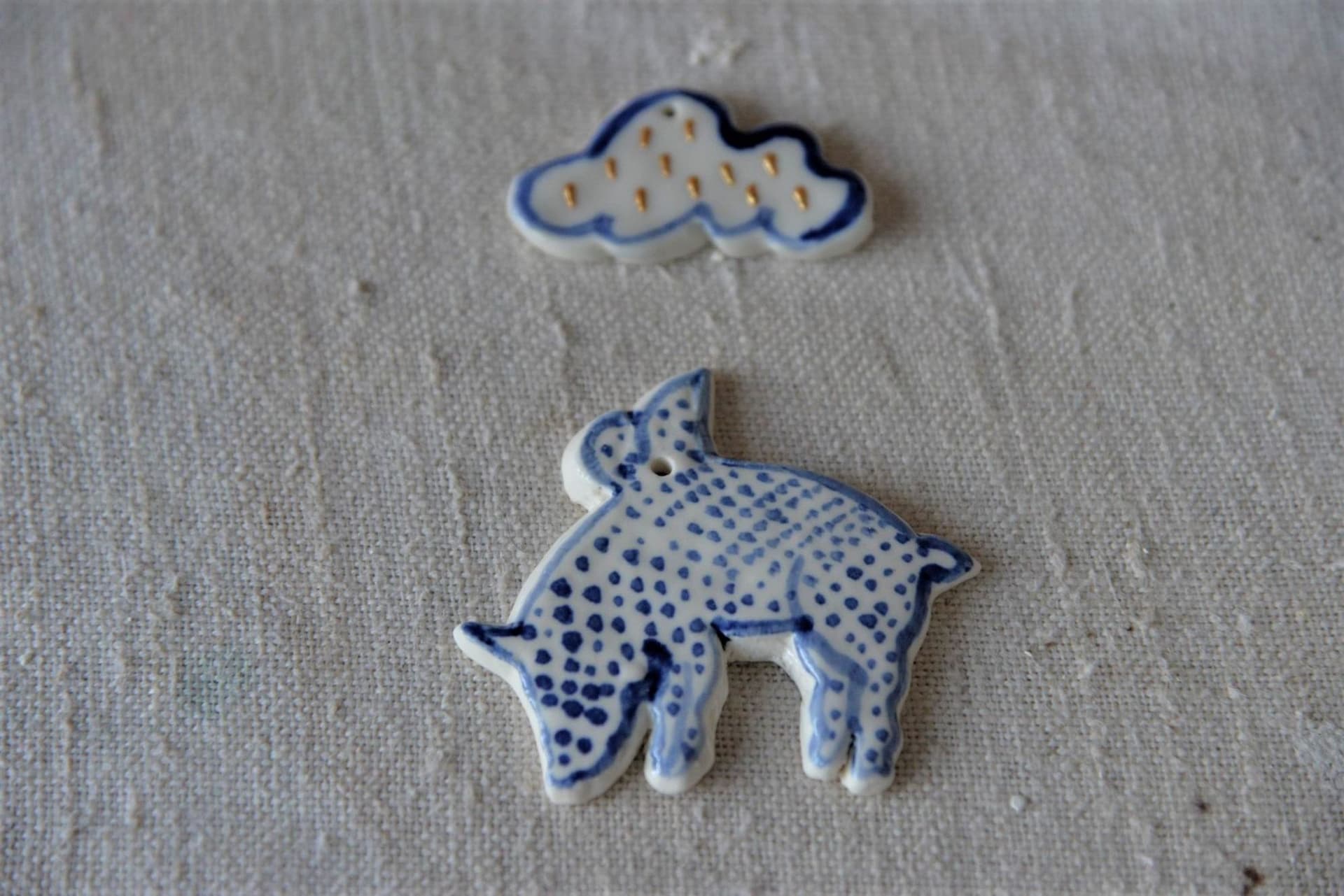 Mărțișoare din porțelan create de artistul ceramist Marius Stanciu. Foto Lucian Muntean