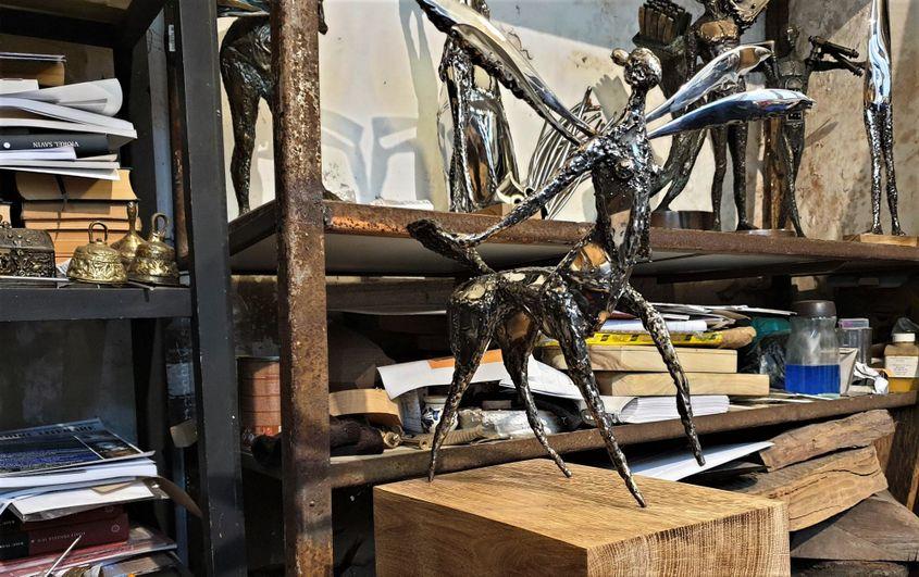 Detaliu din atelierul sculptorului Sorin Purcaru din Iași