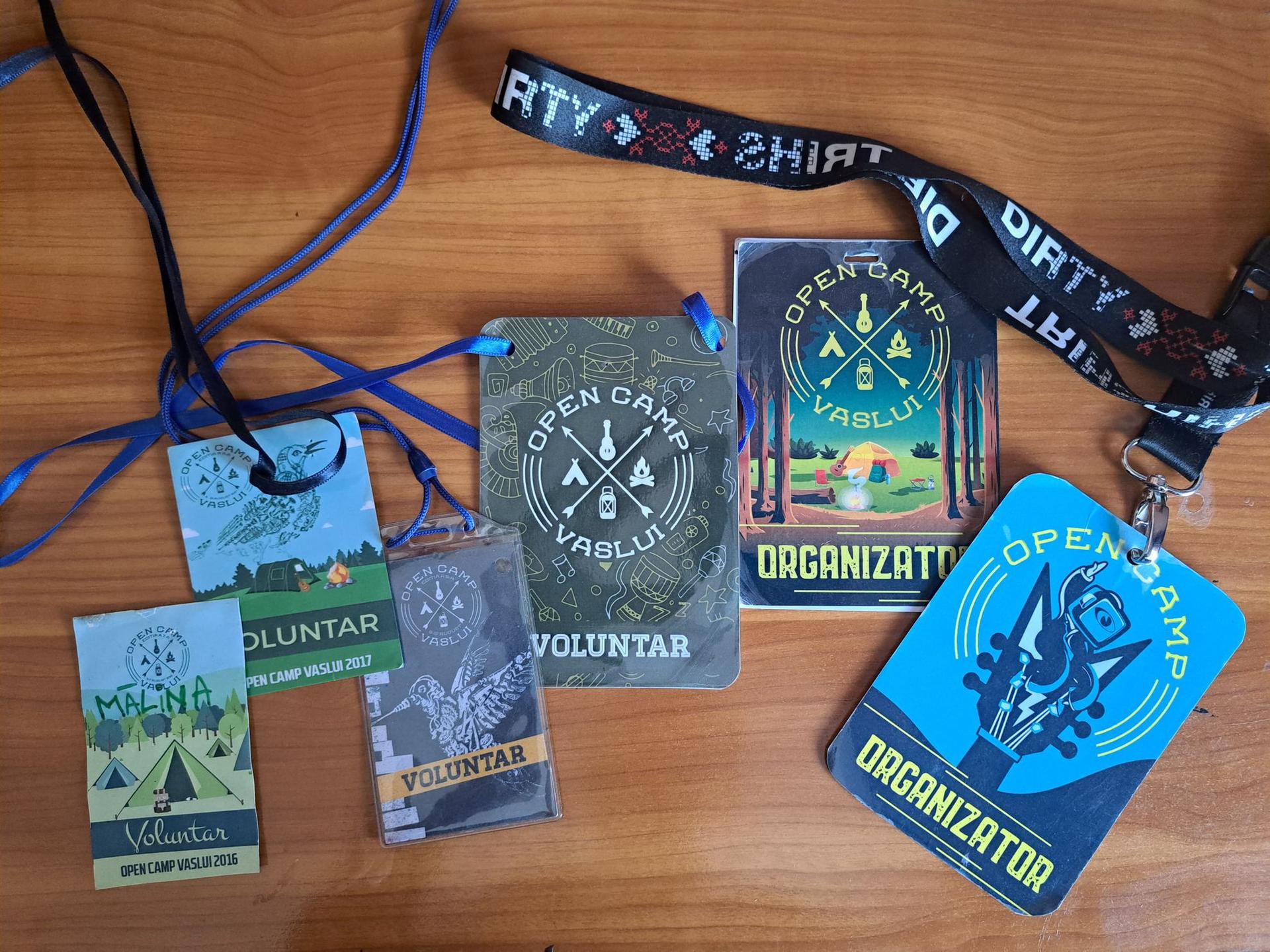 Am păstrat fiecare badge de la Open Camp. Singurul care lipsește e cel din 2020, anul în care am devenit organizatoare