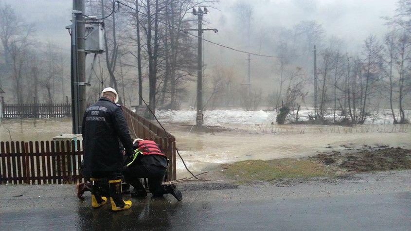 ISU Bistrița în acțiune. O gospodărie a fost afectată de acumulările de apă de pe Rebra. Foto: ISU Bistrița (c)