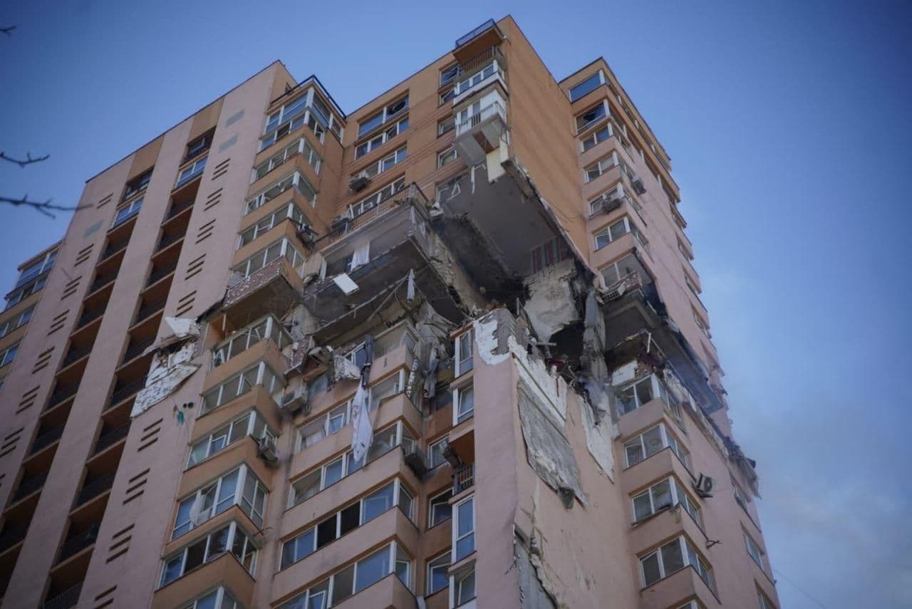 Un bloc de locuințe a fost distrus de o rachetă rusească în Kiev, sâmbătă dimineață, 26 februarie. (Ukraine Emergency Service - Anadolu Agency )