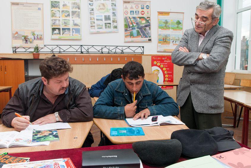 Imagine de la o lecție din cadrul programului guvernamental „A doua șansă”, creat de Ministerul Educației pentru a-i ajuta pe adulții care nu au reușit să absolve nici clasele primare. Foto: Raul Ștef