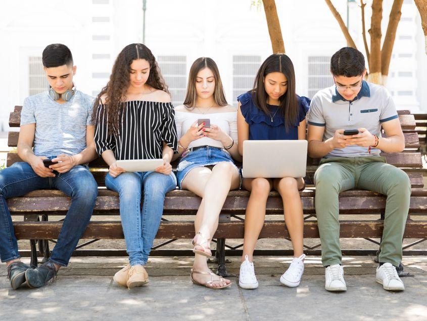Dependența de tehnologie și de social media se va accentua în 2019. Foto: Antonio Diaz / Dreamstime.com