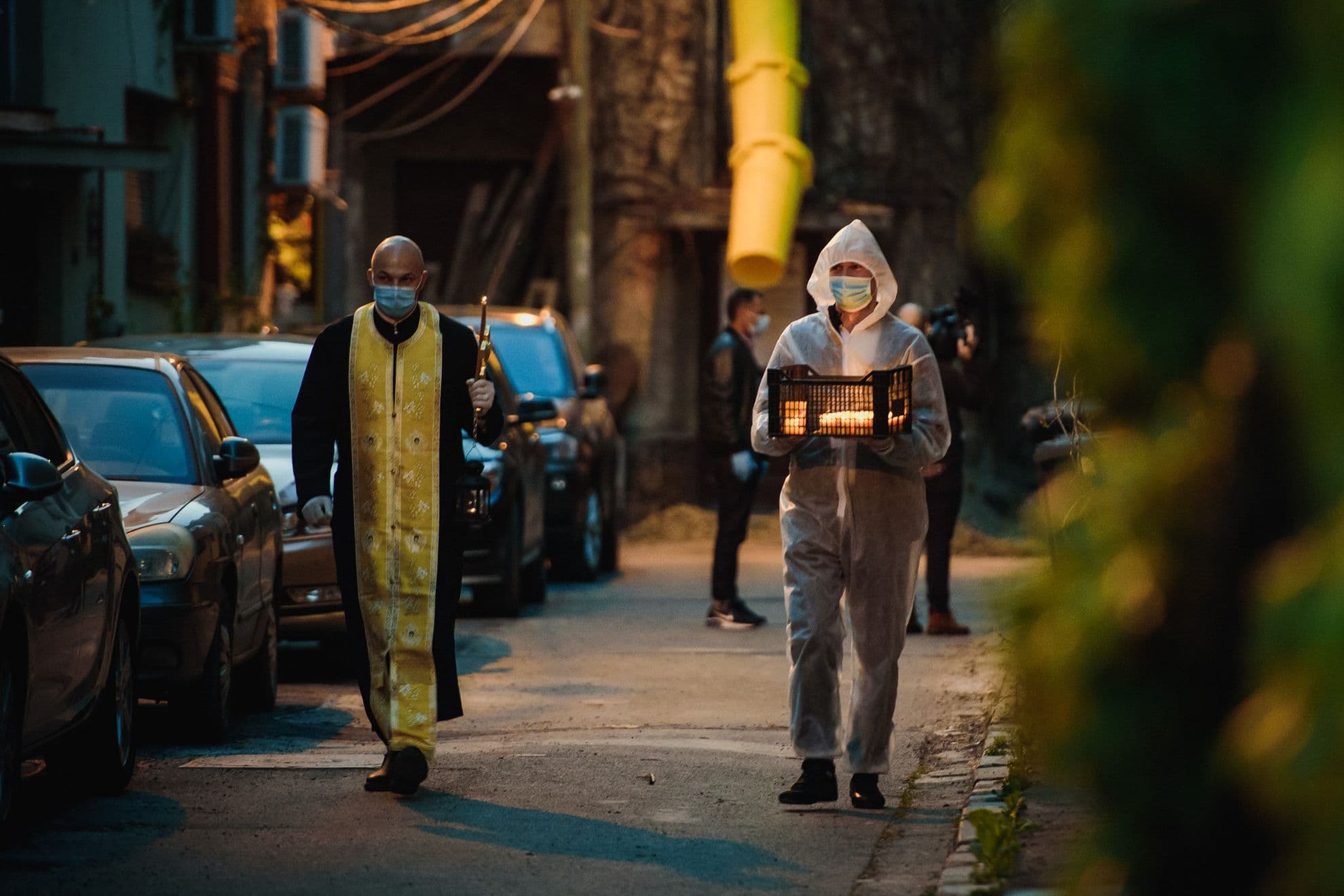 Dotați cu tot ce trebuie pentru a nu răspândi și altceva decât lumină, preotul și voluntarul își continuă drumul.