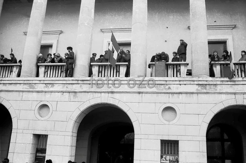 Semnalul revoluției a fost dat de actorul Constantin Ghiniță, din balconul Teatrului. Iar ce a urmat a fost o comedie.