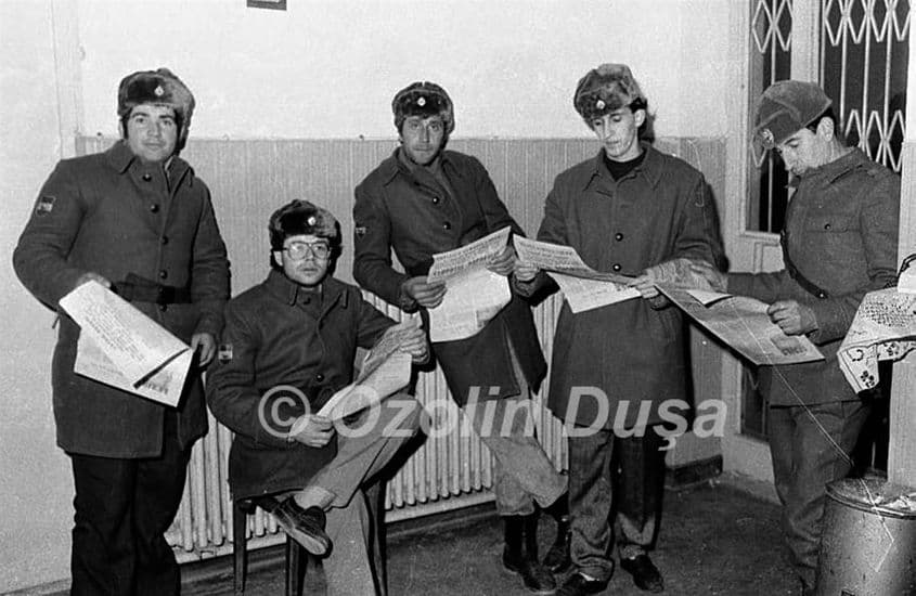 Revoluția s-a terminat, iar soldații citesc în „Clopotul Poporului” primele minciuni ale democrației.