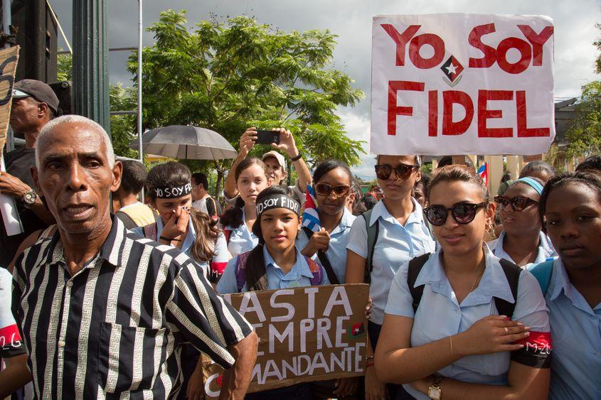 3 decembrie 2016. Un grup de elevi așteaptă în Santiago de Cuba sosirea convoiului care transportă cenușa lui Fidel Castro. Foto: Cristian Mijea