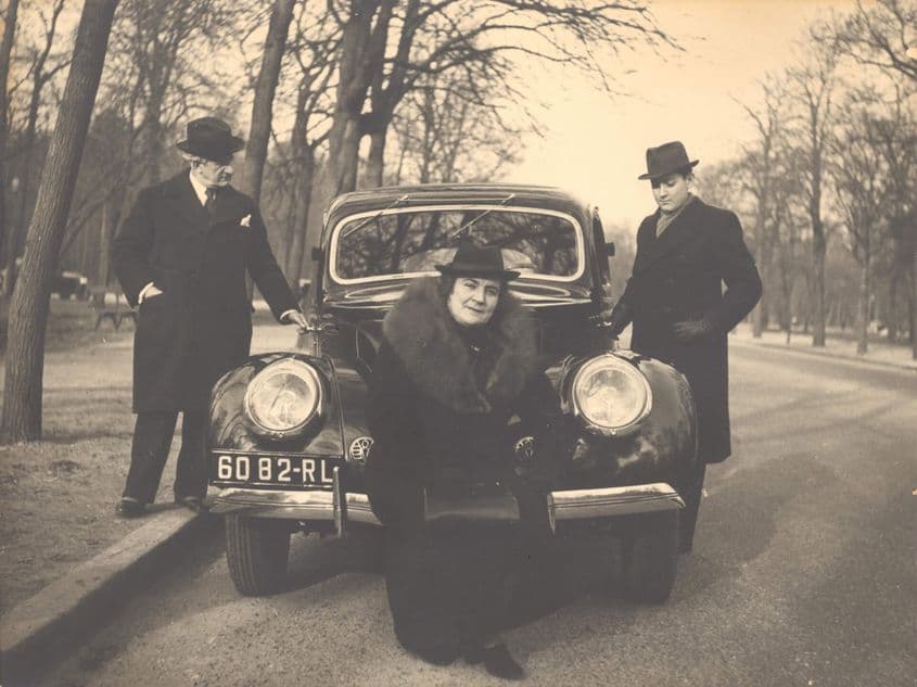 Valentin şi părinţii, în 1936, alături de automobilul Matford.