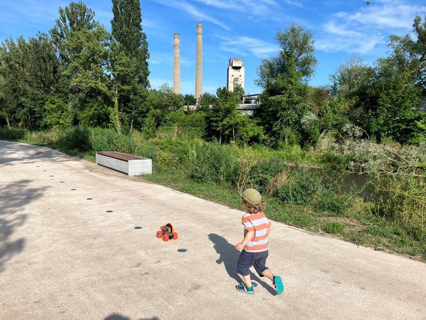 Malul Someșului în zona Carbochim, Cluj-Napoca. Se pot vedea coșurile de fum ale vechii fabrici. Vedere dinspre parcul Armătura. Foto: Bianca Felseghi
