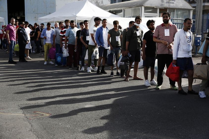 Migranții se îndreaptă spre un autobuz care îi va duce din portul Kalamata la o unitate de primire a migranților din Malakasa, Grecia, 16 iunie 2023. Cele 104 persoane salvate după ce o ambarcațiune cu migranți s-a răsturnat în largul coastei orașului Pylos vor fi duse la o unitate de primire a migranților din Malakasa. Un total de 104 persoane au fost salvate, în timp ce 79 de cadavre au fost recuperate, după ce o barcă de pescuit s-a răsturnat în apele internaționale la 47 de mile marine la sud-vest de coasta Peloponezului și de orașul Pylos. Numărul persoanelor dispărute rămâne necunoscut. EPA/YANNIS KOLESIDIS
