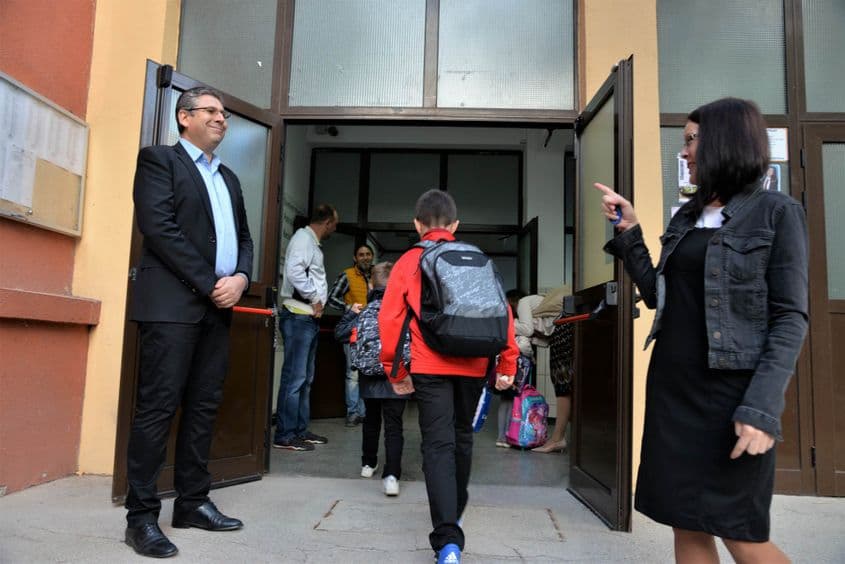 Ionel Pușcaș crede că un director de școală trebuie să își întâmpine elevii în fiecare dimineață pentru a le transmite atât lor, cât și părinților, că este alături de ei. Foto: Lucian Muntean