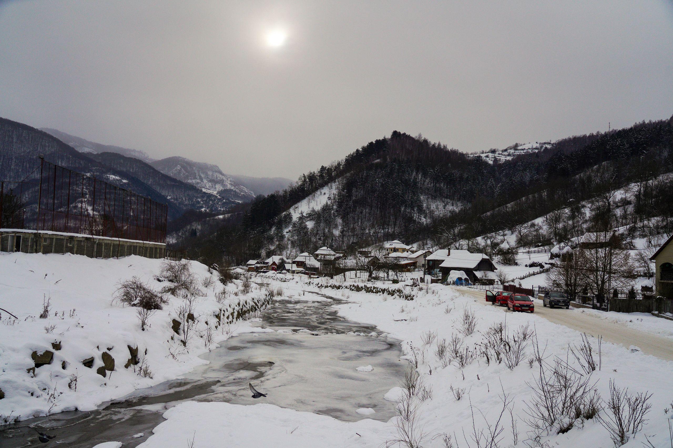 Îngheț și întuneric în mijlocul zilei. Ocoliș, județul Alba, ianuarie 2026. Foto: Raul Ștef