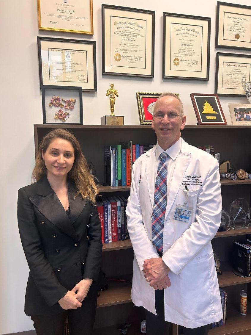 Elena Ovreiu alături de Dr. David Reich, președintele spitalului Mount Sinai din New York, numărul 5 în topul cele mai bune spitale din lume în 2026. FOTO: Arhivă personală