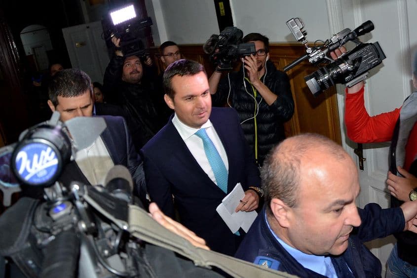 Catalin Cherecheș părăsește Tribunalul Cluj după ce magistrații au decis reținerea edilului din Baia Mare pentru 30 de zile, miercuri, 27 aprilie 2016. Inquam Photos / Dan Porcutan