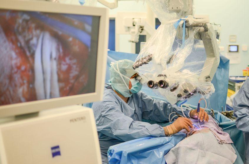Neurochirurgul Claudiu Matei, în sala de operaţie a clinicii sibiene Foto: Dani Gheorghiu