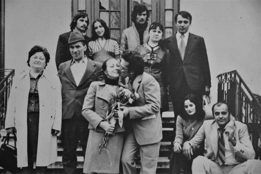 Soții Gherghina-Beșciu la cununia civilă din 1979. Ion Nicolae apare în dreapta imaginii, jos. Acesta a emigrat în SUA după Revoluție, a murit în 2005. Foto: arhiva personală