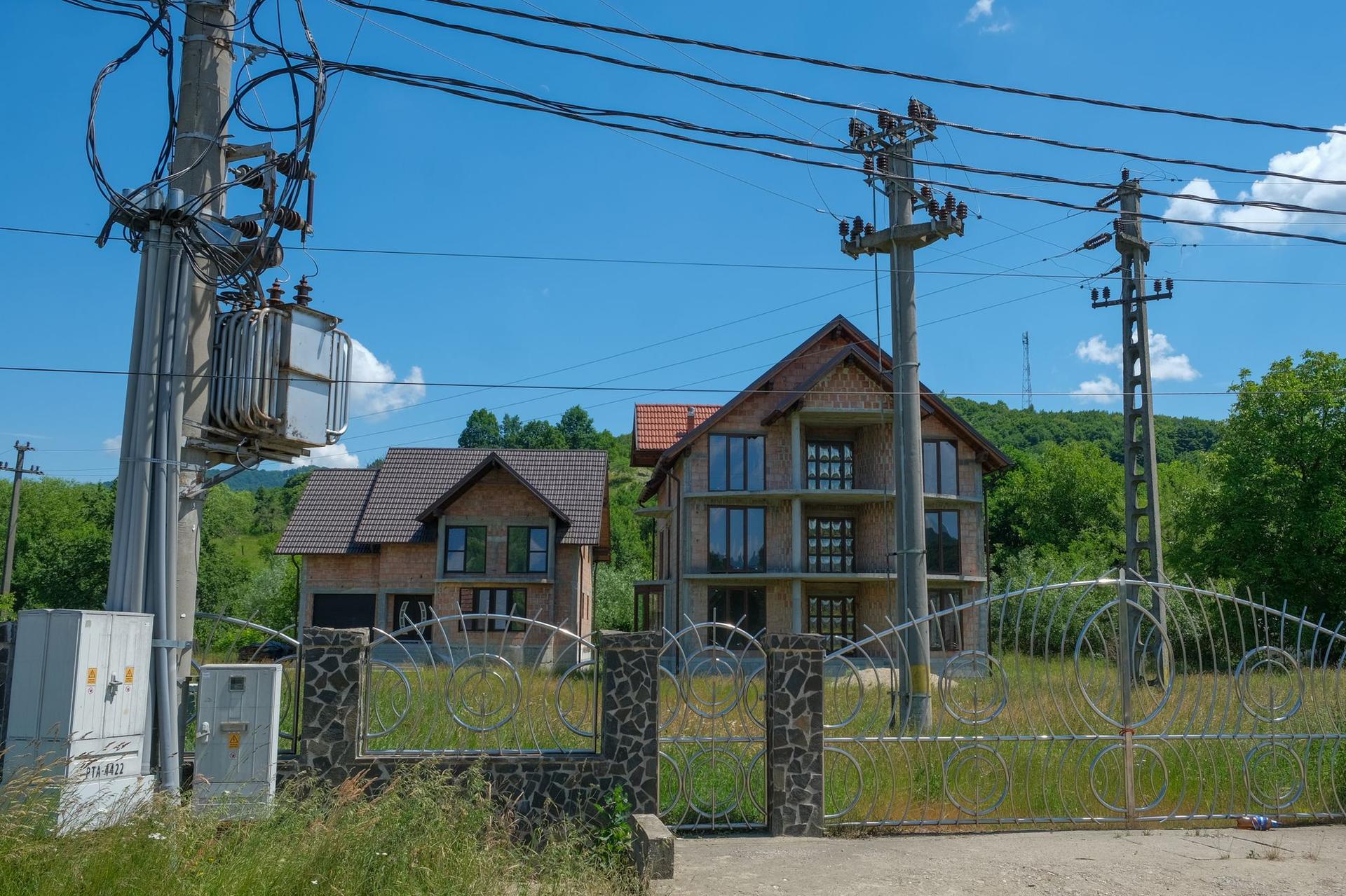 Una dintre antenele instalate pe deal, în plan îndepărtat, lângă pădure