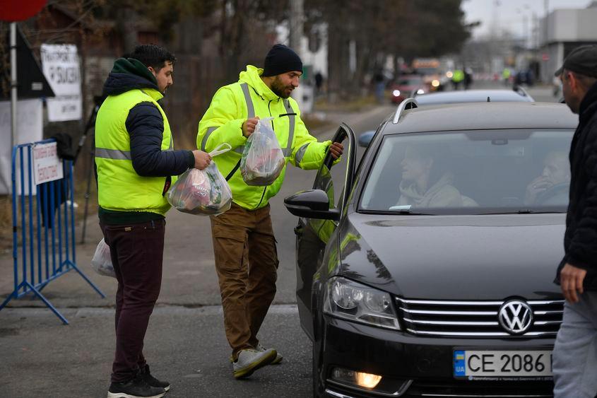 Voluntari impart pungi cu alimente refugiatilor care trec granita in Romania prin vama Siret, in apropierea localitatii Siret, Suceava, sambata 26 februarie 2021. Credit foto: Inquam Photos / Alex Nicodim