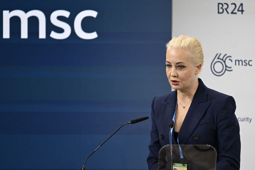 Iulia Navalnyaya vorbește la conferința de securitate la München, la scurt timp după anunțul morții soțului ei. Foto: THOMAS KIENZLE/AFP