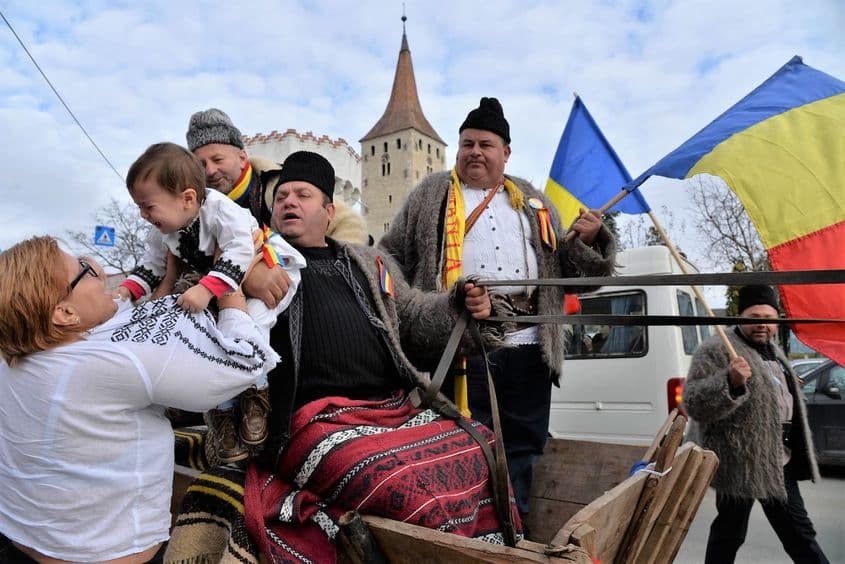 Copiii își vor aminti ziua când părinții i-au dus să vadă niște oameni în niște căruțe.