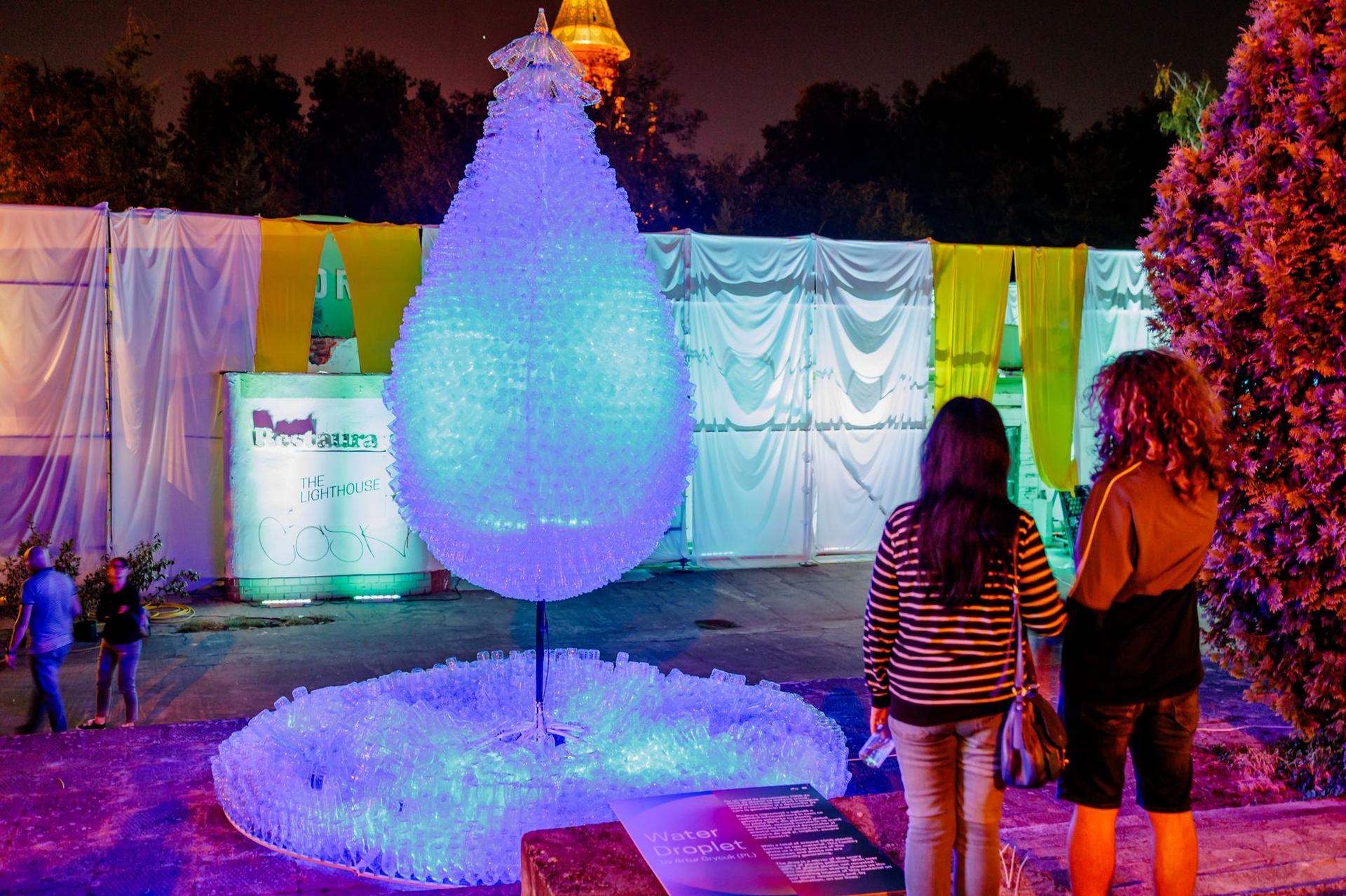 Instalația Water Droplet, în față la The Lighthouse, creația ce pare a avea forma unei picături uriașe, și care se naște ca un ecou al ecologiei și o chemare la trezirea colectivă.