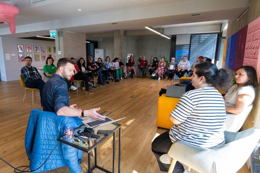 Tudor prezintă proiectul Favorit unui grup de cetățeni implicați în Incubatorul ”Zona Ta” organizat de Fundația Comunitară București. Foto: Grupul Inițiativa Favorit