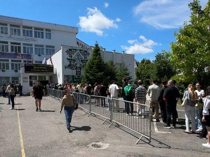 Sute de studenți stau la coadă în Regie pentru a vota. „Am prieteni care au votat deja de la 9”