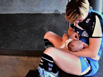 Povestea unei fotografii: handbalista română care și-a alăptat copilul în pauza meciului