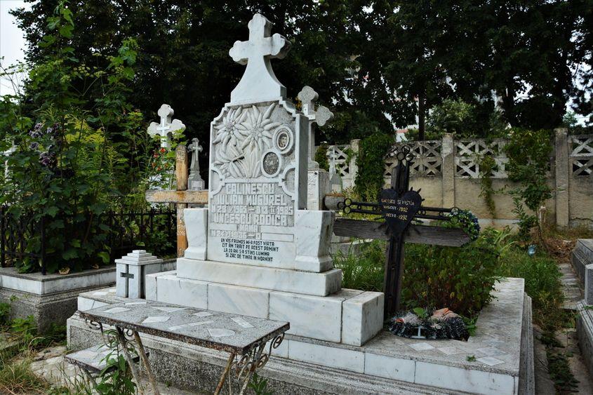 Neliniștitul Mugur Călinescu și-a găsit liniștea veșnică în cimitir, între mama și bunica lui