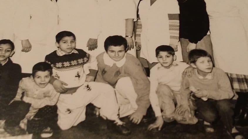 Izidor împreună cu colegii de la căminul din Sighetu Marmației, în 1990.