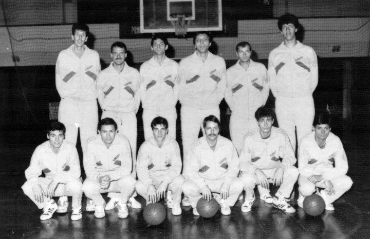 Ghiță Mureșan (primul din dreapta în rândul de sus), la începuturile sale în baschet