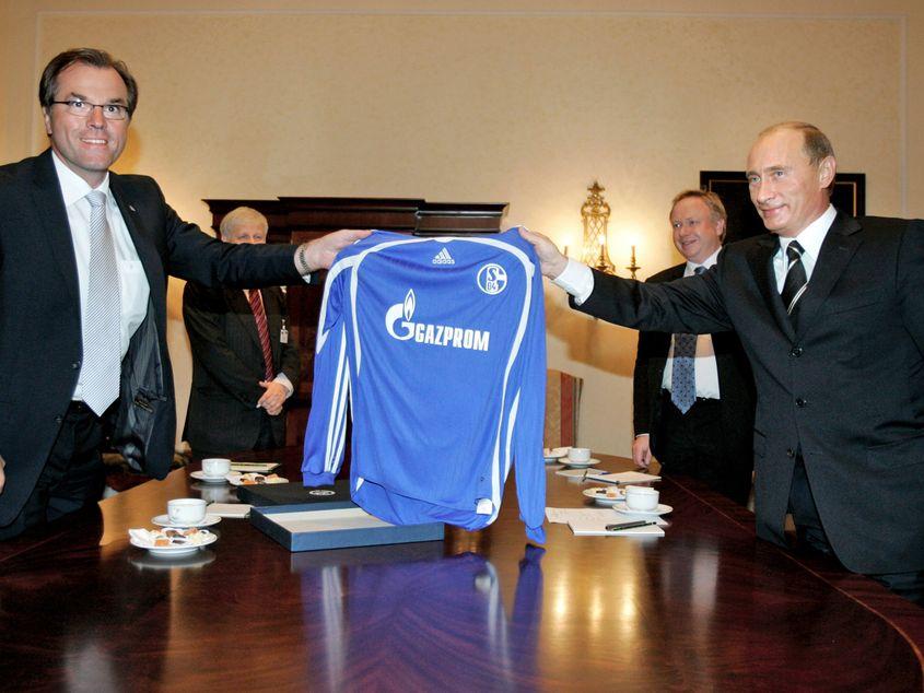 Cel mai mare latifundiar din Iaşi, neamţul Clemens Tönnies (în stânga), împreună cu Vladimir Putin în 2006, la semnarea contractului de sponsorizare dintre Schalke 04 și Gazprom. Foto: AFP / Mediafaxfoto