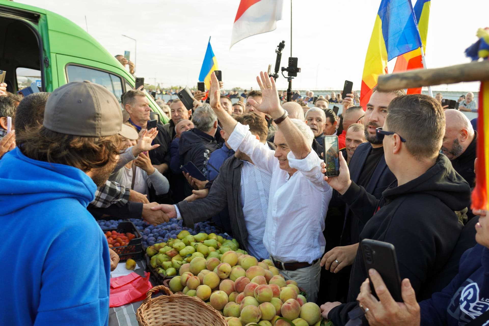 Turneul prin țară al lui Călin Georgescu ar face parte, spune acesta, dintr-o campanie de susținere a micilor producători locali. Foto: Raul Ștef