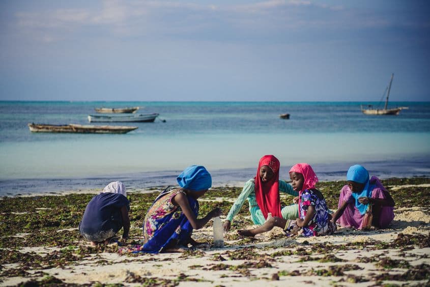 Copii jucându-se pe plajă în Nungwi, Zanzibar. Foto: Ioana Epure